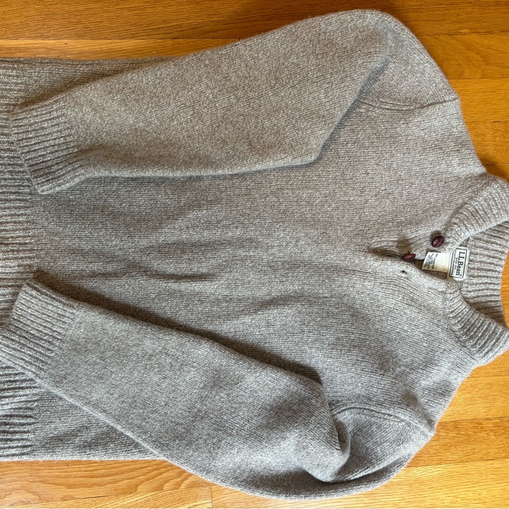 Men’s L.L. Bean Gray Wool Sweater Classic Knit Design